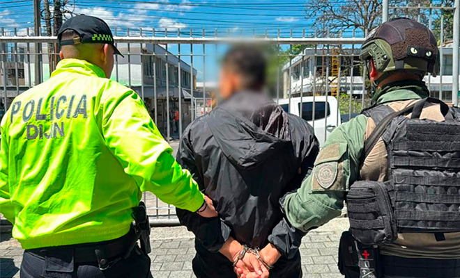 Dos policías desplazan a capturado de la Operación Halcon Digital.