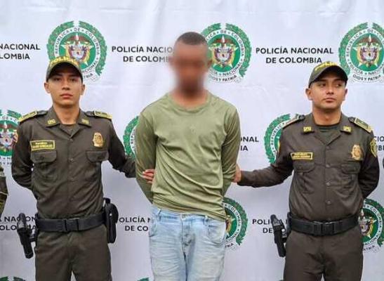 Dos Polic&iacute;as con un Capturado