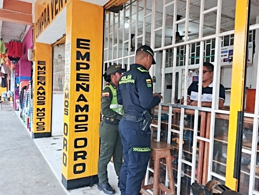 Cereté se blinda contra el hurto: Policía Comunitaria fortalece la prevención en el sector comercio. En el barrio Centro, uniformados sensibilizaron a comerciantes y residentes con recomendaciones clave de autoprotección y líneas de denuncia para contrarrestar la delincuencia.