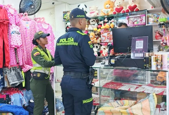 Cereté se blinda contra el hurto: Policía Comunitaria fortalece la prevención en el sector comercio. En el barrio Centro, uniformados sensibilizaron a comerciantes y residentes con recomendaciones clave de autoprotección y líneas de denuncia para contrarrestar la delincuencia.