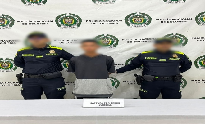 dos uniformados de la Polic&iacute;a nacional  con una persona capturada por delito de tr&aacute;fico, fabricaci&oacute;n o porte de estupefacientes.