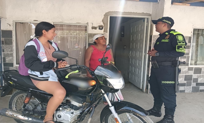 Un uniformado realizando chrala a dos personas sobre el hurto a residencia 