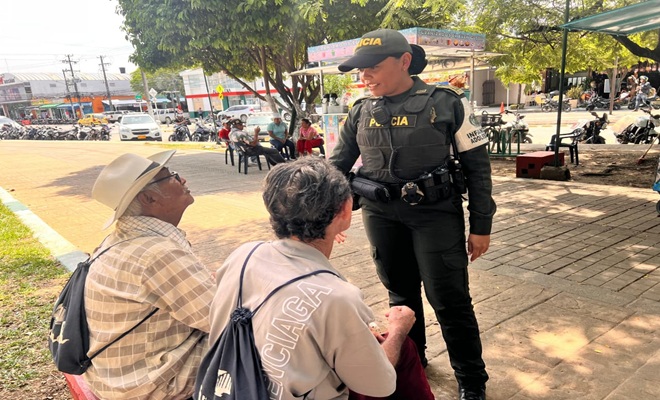 una_uniformada_en_uniforme_N.°_4_azul_dialogando_con_dos_ciudadanos
