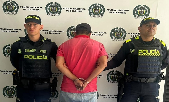 Dos Policías custodian a persona capturada
