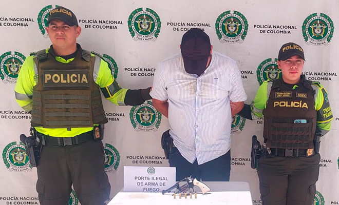 Persona captura por uniformados de la seccional de tr&aacute;nsito y transporte Santander junto con un arma de fuego incautada