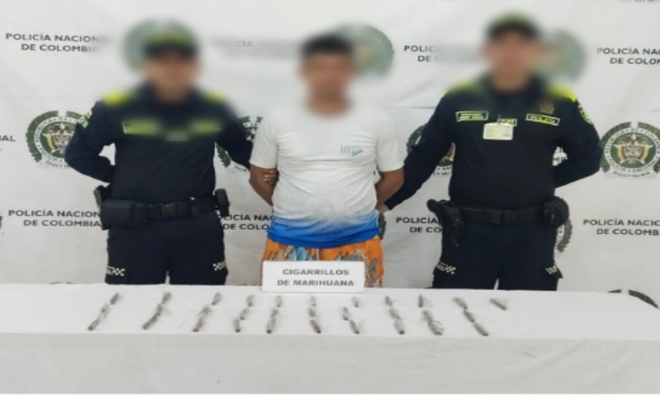 Dos uniformados de la Policía Nacional con un ciudadano capturado por el delito de tráfico, fabricación o porte de sustancias estupefacientes