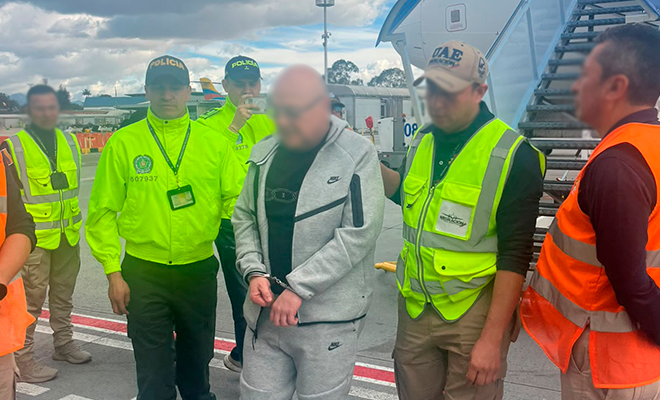 El capturado alias 'Don Hugo' es custodiado por parte de las autoridades de Colombia, en el Aeropuerto El Dorado.