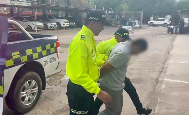 Desplazamiento de capturado acompañado por dos policías