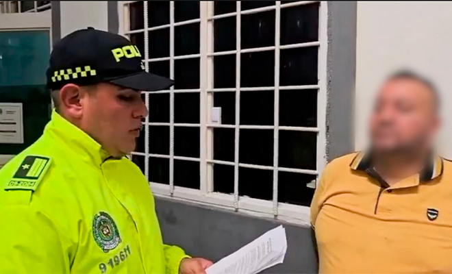Un Policía da lectura de los derechos de capturado a alias "Rolex"