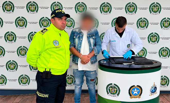 Alias 'Skary', capturado con fines de extradición es reseñado por funcionario de criminalística.