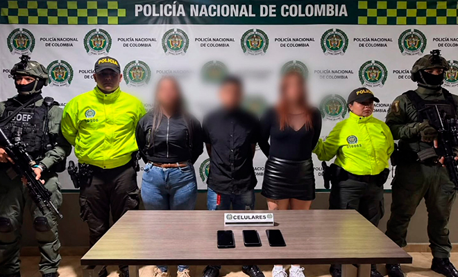Tres capturados presuntos integrantes del Clan del Golfo, son custodiados por la Policía Nacional