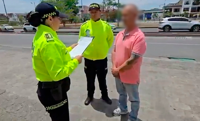 Una funcionaria de Policía Judicial notifica la orden de captura a alias 'JuanCa'.