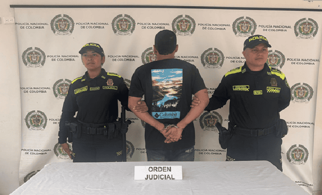 Dos Policías Con un Capturado y una bicicleta recuperada