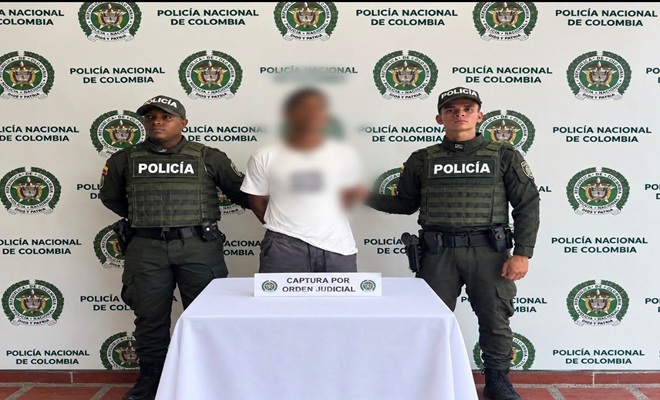Uniformados de la Policía Nacional presentan a una persona capturada por orden judicial en Quibdó, requerida por el Juzgado Penal del Circuito de Buenaventura para cumplir condena por el presunto delito de tráfico, fabricación o porte de estupefacientes.