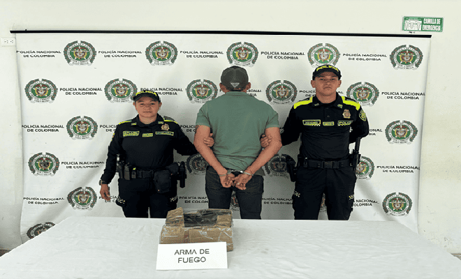 Dos policías y un capturado