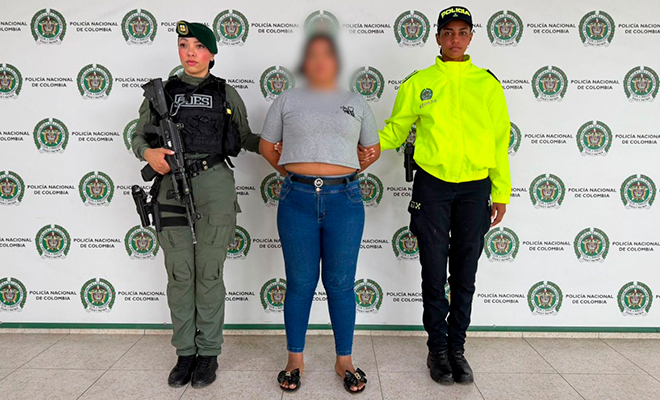 Dos funcionarias de policía custodian a una mujer capturada