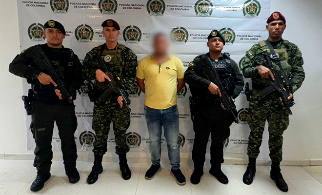 Cuatro comandos custodian a un capturado