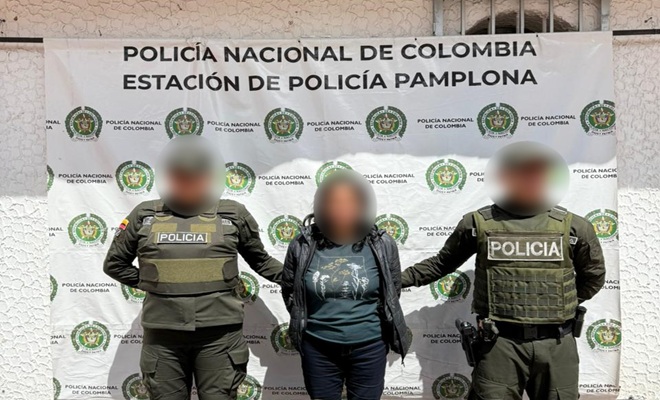 Fotograf&iacute;a de la capturada con dos funcionarios de la Polic&iacute;a Nacional