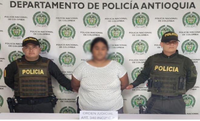 Policías custodian a capturada