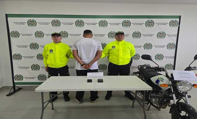 Dos policías, un capturado y elementos incautados "motocicleta".