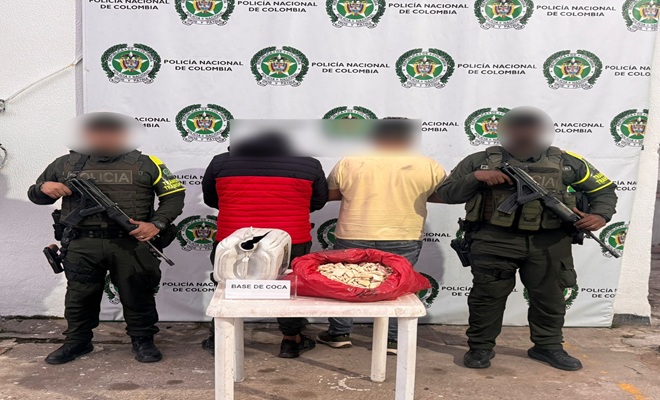 Funcionarios de SETRA junto a los capturados y el estupefacientes incautados