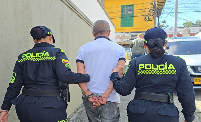Dos uniformadas dirigiendo y un capturado 
