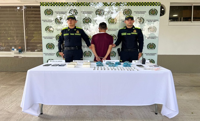 Dos policías y un capturado mencionado como alias “El Paisa”, presunto integrante de “Los de la M”