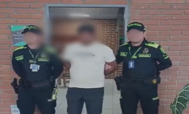 Capturado en aeropuerto por orden judicial; debía cumplir condena por porte ilegal de armas de uso privativo Durante controles a pasajeros en el aeropuerto de Montería, la Policía capturó a un hombre buscado para cumplir condena por porte ilegal de armas de uso privativo