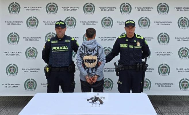 Dos polic&iacute;as y un ciudadano por porte de armas de fuego