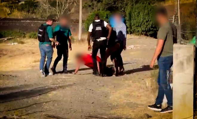 un capturado con 4 funcionarios policiales en la imagen 