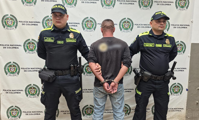 Dos uniformados y un capturado en el medio