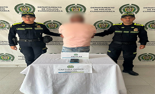 Una persona capturada por dos policías.