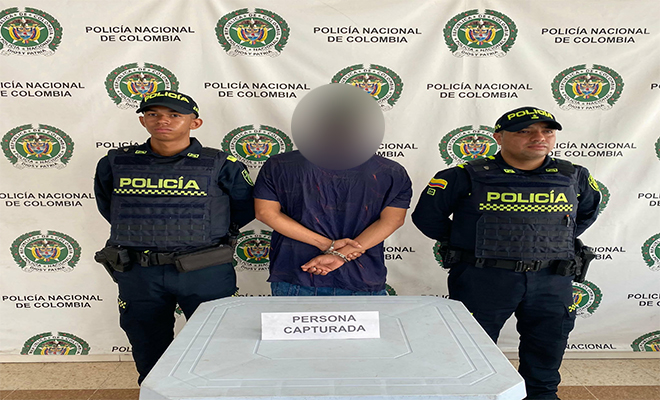 Una persona capturada por dos policías.