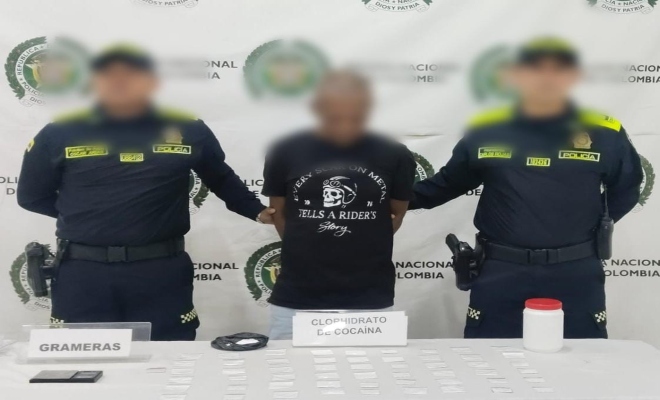 dos uniformado con una persona capturada por el delito de tráfico, fabricación o porte de sustancias estupefacientes.