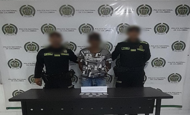 dos uniformados con una persona capturada por el delito Trafico, fabricación o porte de estupefacientes 