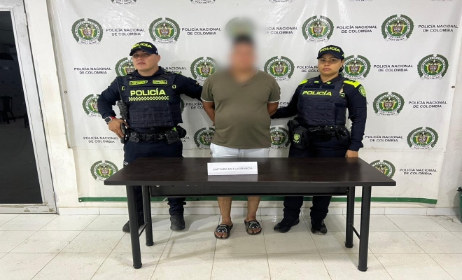 Dos uniformados con una persona en calidad de capturado por el delito delito de da&ntilde;o en bien ajeno