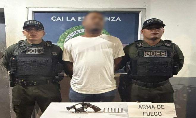 Dos polic&iacute;as, un capturado y un arma de fuego incautado