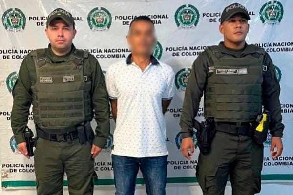 Dos policías con un capturado 