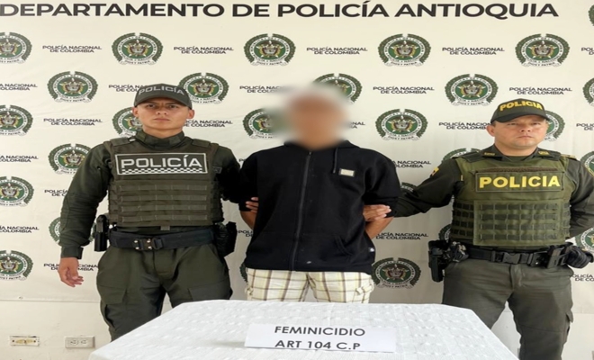 Dos polic&iacute;as custodian a un capturado por orden judicial
