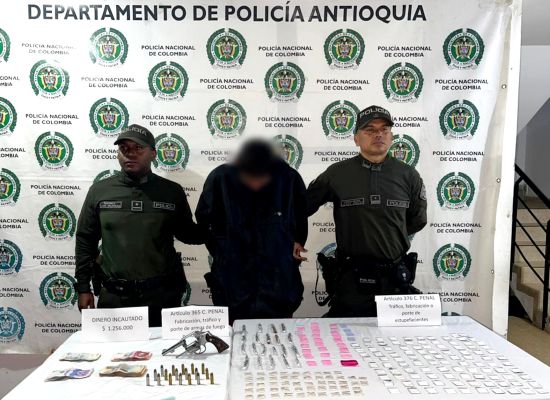 Dos polic&iacute;as y un capturado