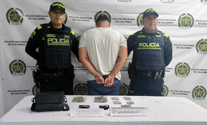 Dos policías con una persona capturada, varios cigarrillos de marihuana dentro de cinco bolsas plásticas y dos bolsas plásticas con marihuana.