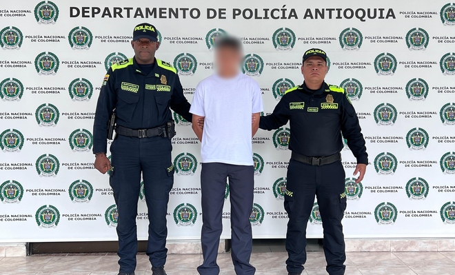 Dos polic&iacute;as custodian a un capturado
