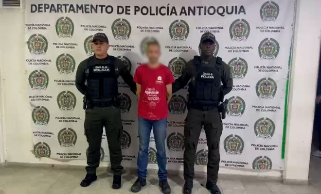 Dos Policías del GAULA custodian a un capturado