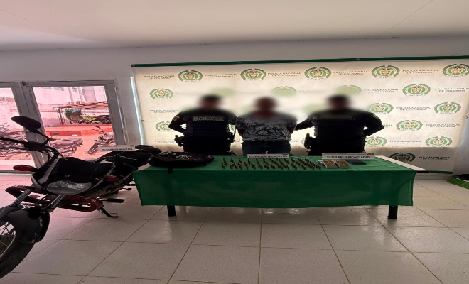 dos uniformados de la Policía nacional con una persona capturada por el delito de fabricación, tráfico, porte o tenencia de armas de fuego, accesorios, partes o municiones.