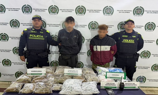 Policías con capturados y estupefacientes incautados 
