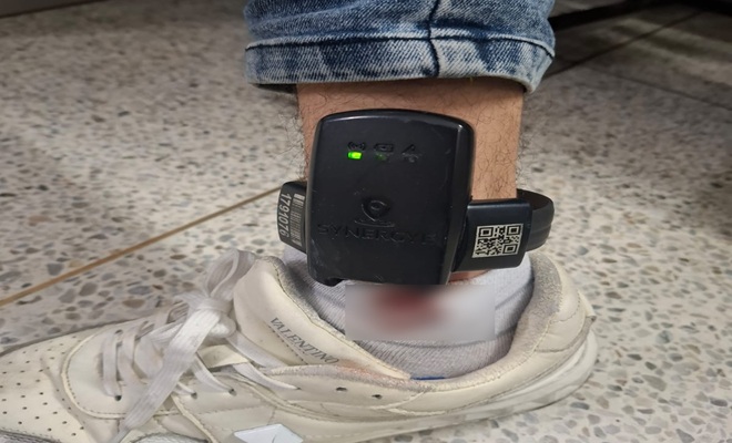 capturado con brazalete electrónico