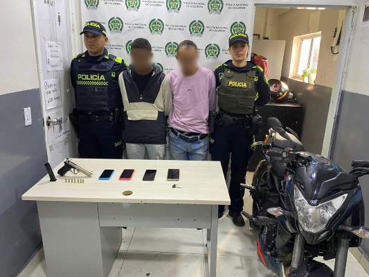 En persecución, capturados dos sujetos con una pistola de nueve milímetros, cuatro cartuchos, cuatro celulares de alta gama y una motocicleta hurtada