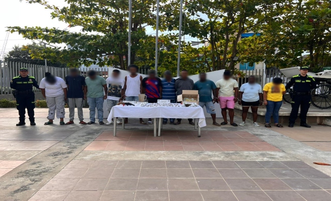 Dos polic&iacute;as, doce capturados y elementos incautados