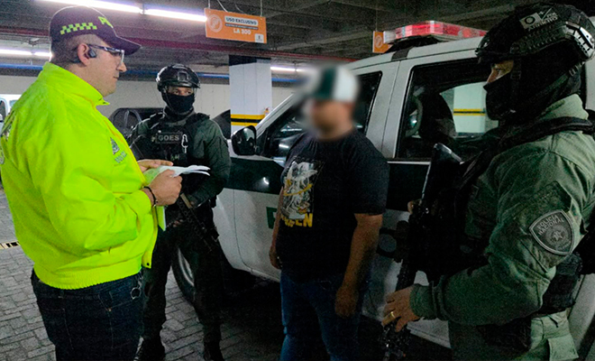Lectura de derechos del capturado a presunto integrante den ELN, por parte de la Policía Nacional