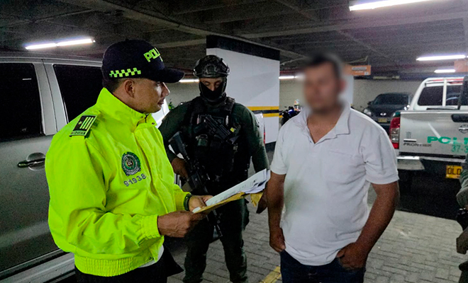 Lectura de derechos del capturado a presunto integrante den ELN, por parte de la Policía Nacional